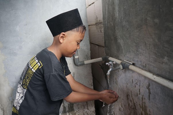 wakaf sumur air12 dompet dhuafa Aldo (11) merasa gembira akhirnya dapat menggunakan air bersih untuk berwudhu.