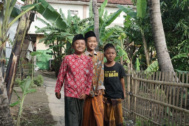 wakaf sumur air13 dompet dhuafa Aldo bersama teman-temannya usai berwudhu dan akan menunaikan salat jamaah di mushola setempat.