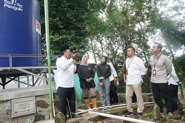 wakaf sumur air5 dompet dhuafa Kepala Desa Cupang bersama tim Dompet Dhuafa dan Samudera Peduli melakukan sosialisasi kepada warga Desa Cupang terkait aliran air yang akan disalurkan ke rumah-rumah penduduk.