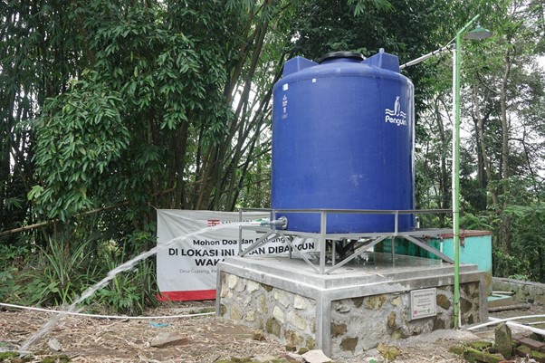 wakaf sumur air6 dompet dhuafa Toren yang menjadi penampung air sebanyak 5000 liter yang akan dialirkan ke 90 Saluran Rumah (SR) dan satu mushola di Desa Cupang.