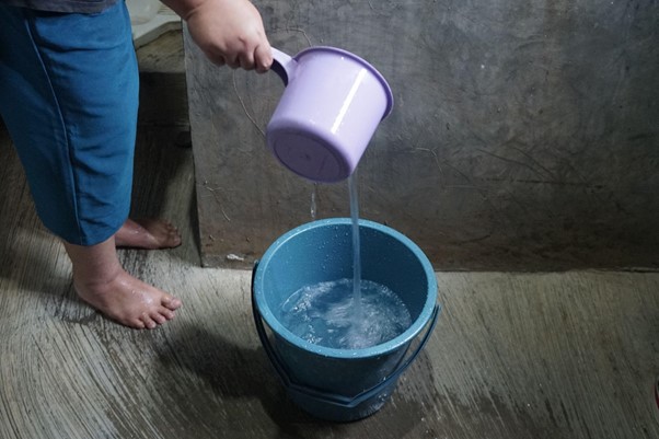 wakaf sumur air7 dompet dhuafa Kondisi air yang lebih bersih daripada sebelumnya di rumah salah satu penerima manfaat, Castini (40) yang merupakan Ibu Rumah Tangga.