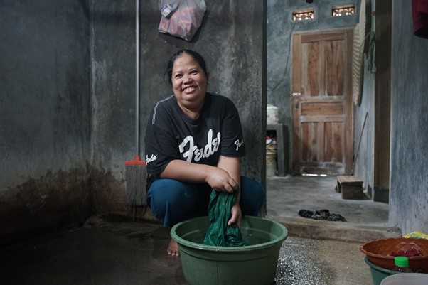 wakaf sumur air8 dompet dhuafa Castini (40) dapat berkegiatan dengan tenang tanpa khawatir kekurangan air.