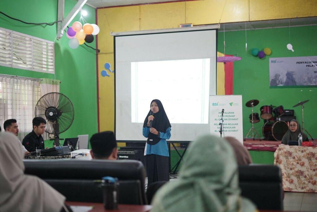 alquran isyarat2 dompet dhuafa Agenda penyaluran dan pelatihan Al-Qur’an Isyarat dibuka dengan lantunan ayat suci Qur’an dari murid Tuli Sekolah Luar Biasa (SLB) Pembina, Pekanbaru, Riau.