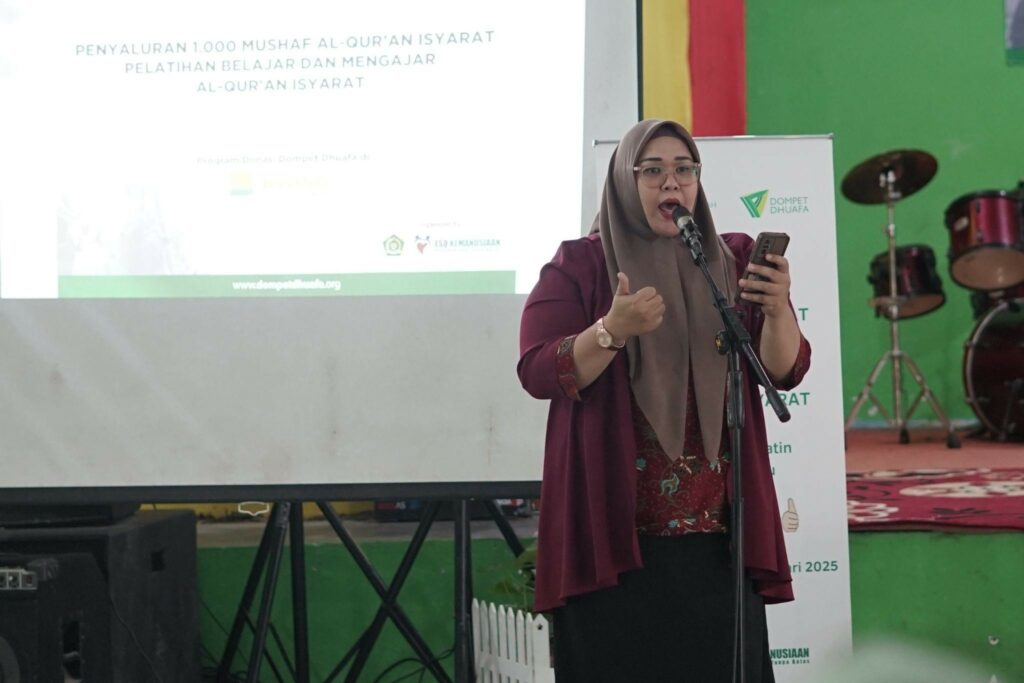 alquran isyarat4 dompet dhuafa Ketua Gerkatin Riau, Annela Rahma Syahrul turut memberi sambutan pada para peserta pelatihan Al-Qur’an Isyarat.