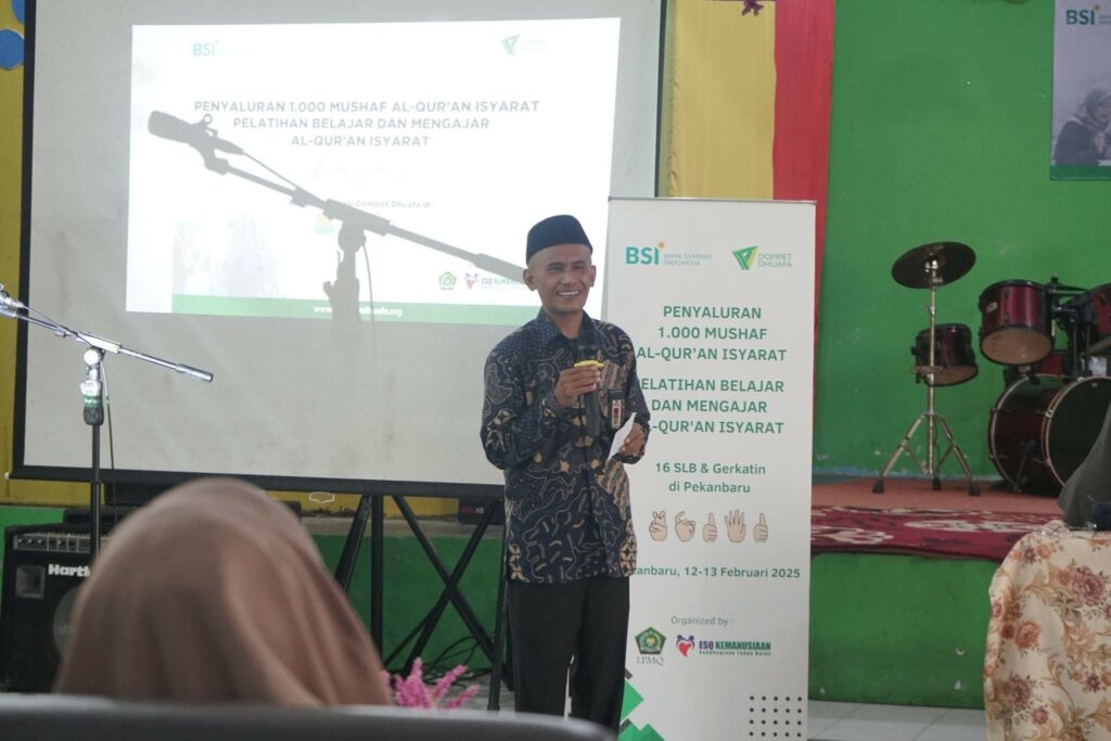 alquran isyarat5 dompet dhuafa Kepala Bidang Pendidikan Madrasah Kantor Wilayah (Kanwil) Kemenag Provinsi Riau, Hera Firmansyah turut hadir memberikan apresiasinya kepada Dompet Dhuafa.