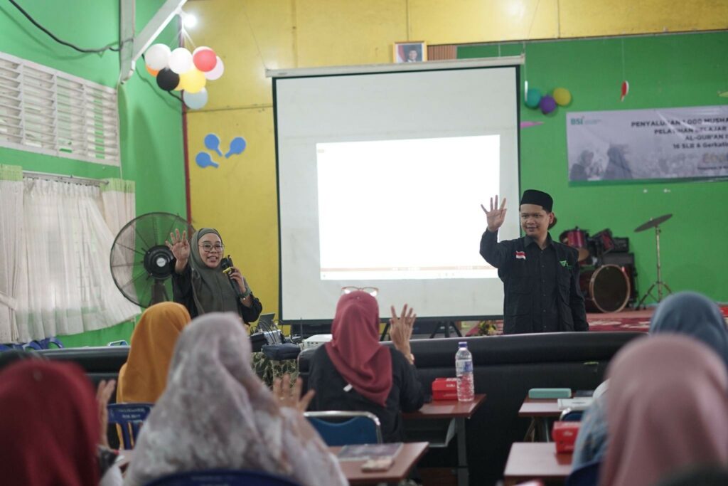 alquran isyarat6 dompet dhuafa Dari kiri: Perwakilan ESQ Kemanusiaan, Dewi Annjani bersama Relawan Dompet Dhuafa, Khalil Ibrahim yang merupakan Guru di Sekolah Ibtisamah Mulia Bekasi menjadi pengajar dalam pelatihan Al-Qur’an Isyarat.
