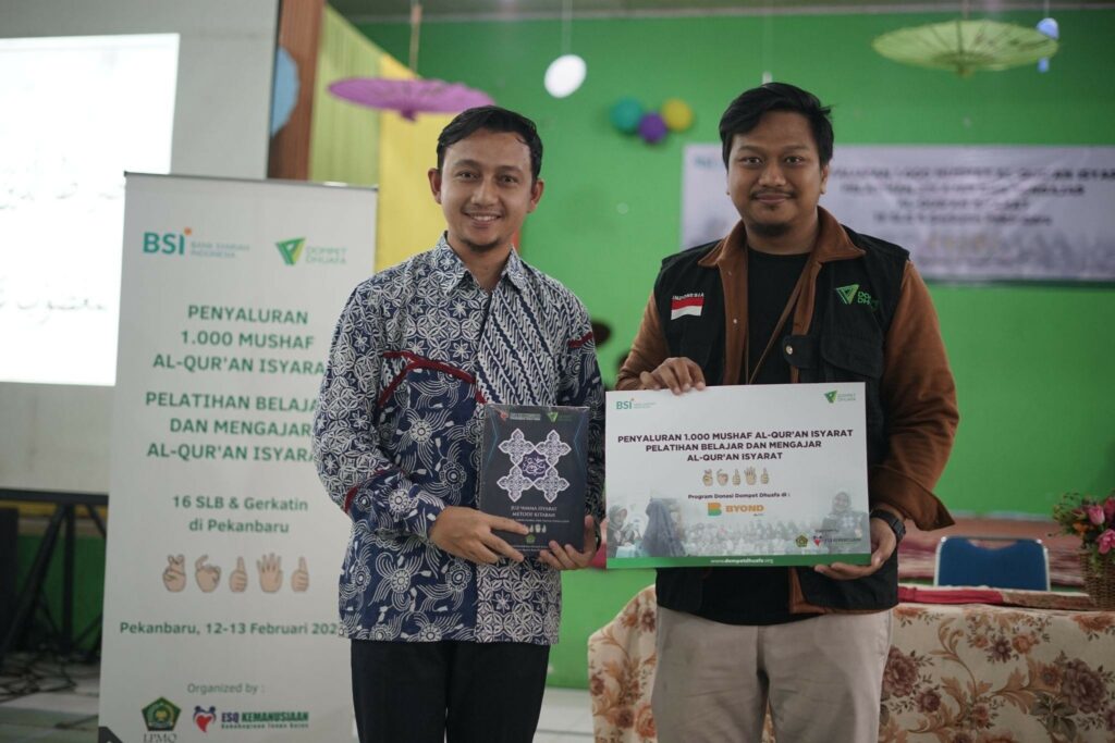alquran isyarat7 dompet dhuafa Penyerahan Al-Qur’an Isyarat secara simbolis kepada masing-masing perwakilan dari 16 SLB yang hadir.