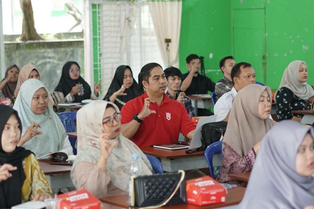alquran isyarat8 dompet dhuafa Antusiasme para peserta pelatihan Al-Qur’an Isyarat yang terdiri dari komunitas penggerak dan para stakeholder 16 SLB di Pekanbaru, Riau.