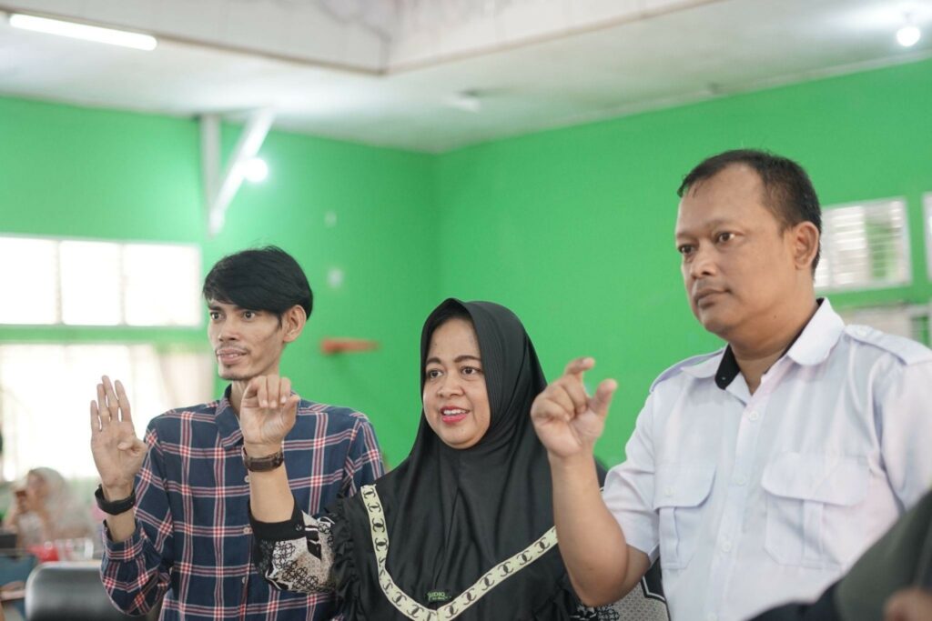 alquran isyarat9 dompet dhuafa Para peserta melakukan praktik membaca secara intens dengan pengajar Al-Qur’an Isyarat.
