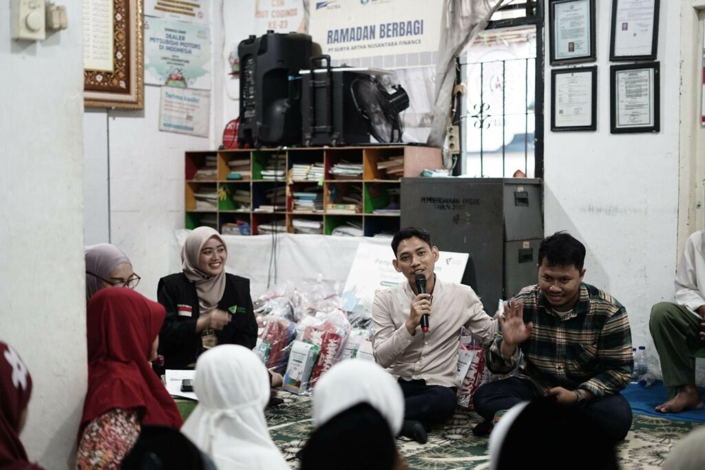 bantuan school kit3 dompet dhuafa Tim Dompet Dhuafa ketika memberikan sambutan dalam penyaluran paket school kit, untuk muliakan anak-anak yatim di Panti Yasni, implementasi zakat produktif dari mitra digital Dompet Dhuafa.