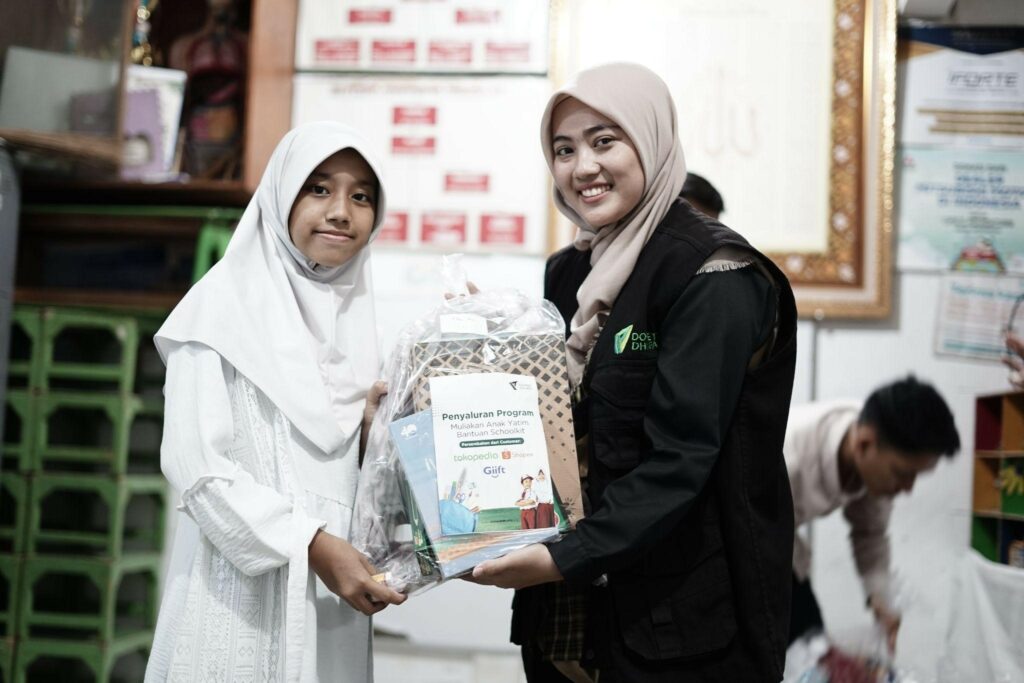 bantuan school kit6 dompet dhuafa Penyaluran program Muliakan Anak Yatim, bantuan school kit dari mitra digital Dompet Dhuafa, pada Senin (3/2/2025).
