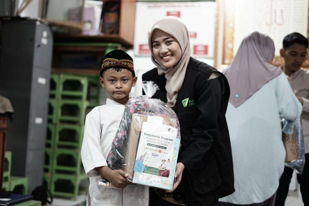 bantuan school kit7 dompet dhuafa Penyaluran program Muliakan Anak Yatim, bantuan school kit dari mitra digital Dompet Dhuafa, pada Senin (3/2/2025).