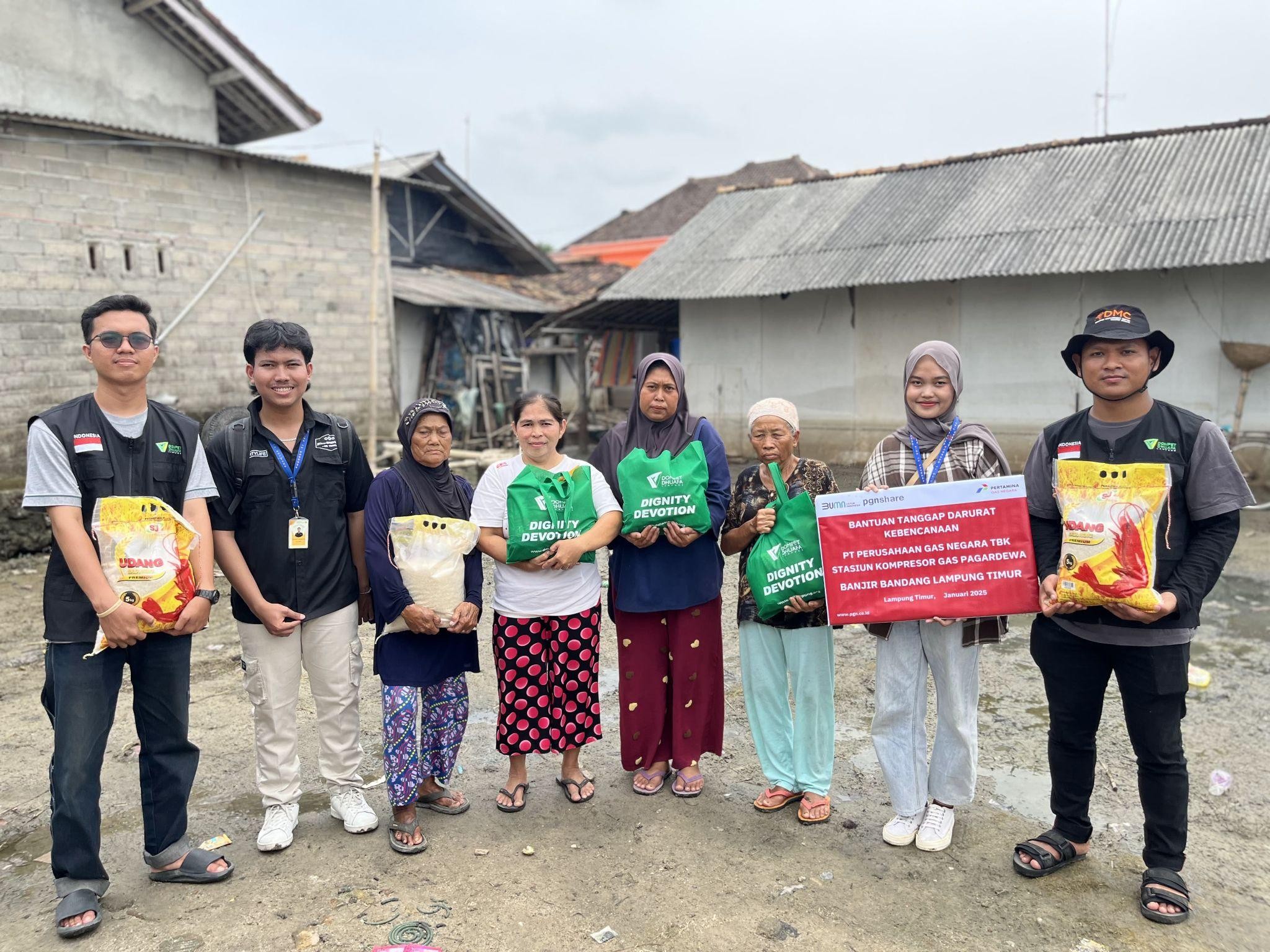 bantuan untuk penyintas banjir lampung1 dompet dhuafa Dompet Dhuafa dan PGN Pagardewa menyalurkan bantuan paket sembako kepada 20 kepala keluarga di Dusun Pematang, Labuhan Ratu, Pasir Sakti, Lampung Timur, Minggu (02/02/2025).