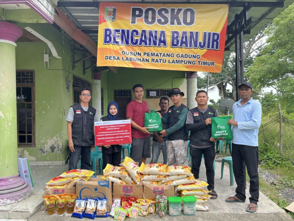bantuan untuk penyintas banjir lampung2 dompet dhuafa Dompet Dhuafa dan PGN Pagardewa menyalurkan bantuan paket sembako kepada 20 kepala keluarga di Dusun Pematang, Labuhan Ratu, Pasir Sakti, Lampung Timur, Minggu (02/02/2025).