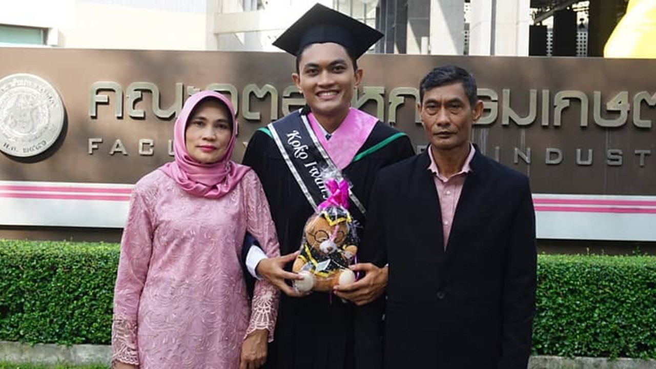 kisah alumni bakti nusa1 dompet dhuafa Wisuda Koko Iwan Agus Kurniawan bersama keluarga di Thailand.