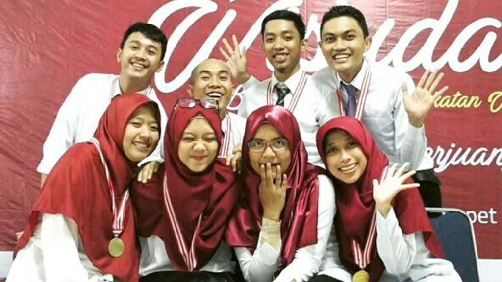 kisah alumni bakti nusa2 dompet dhuafa Koko (kanan-atas) bersama para penerima manfaat Beasiswa Aktivis Nusantara (BAKTI NUSA) Dompet Dhuafa Batch 5, tahun 2016 silam.