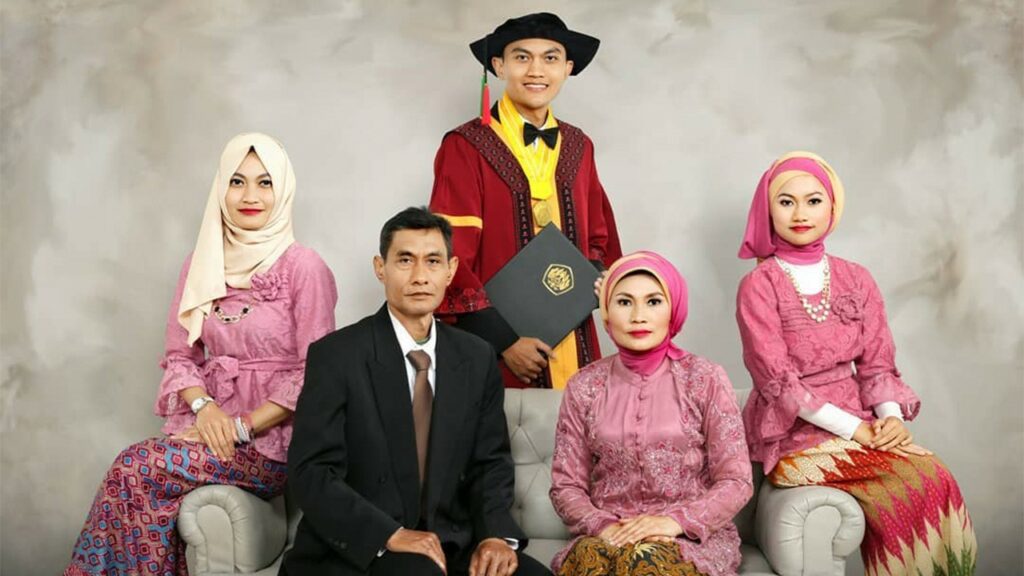kisah alumni bakti nusa4 dompet dhuafa Foto wisuda Koko Iwan Agus Kurniawan bersama keluarga di UNPAD, Bandung, tahun 2017 silam.