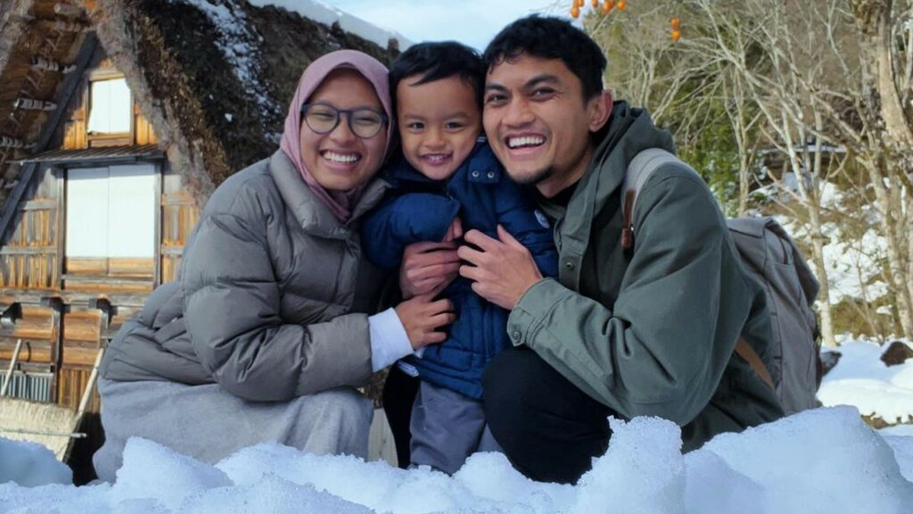kisah alumni bakti nusa5 dompet dhuafa Koko Iwan Agus Kurniawan bersama istri dan anaknya di Jepang, tahun 2024.