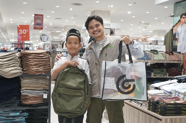 Aiman Ricky menemani anak yatim berbelanja pada Program Muliakan Anak Yatim kolaborasi Dompet Dhuafa dan Supermal Karawaci pada Rabu (5/3/2025).