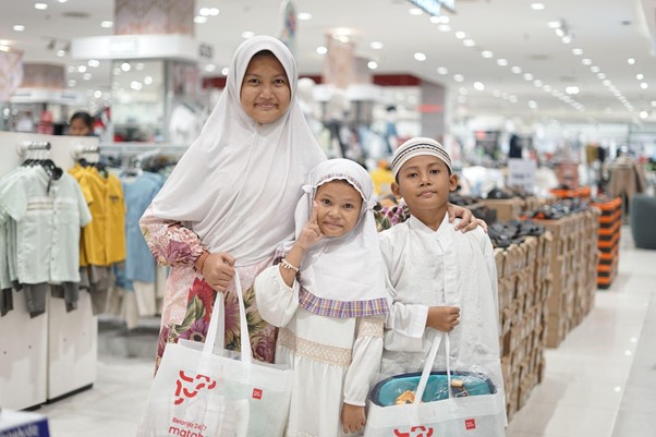aiman ricky dan risty tagor belanja bareng yatim11 dompet dhuafa Antusias anak-anak ketika dapat dibelanjakan baju dan kebutuhan lainnya untuk keperluan sekolah dan lebaran.