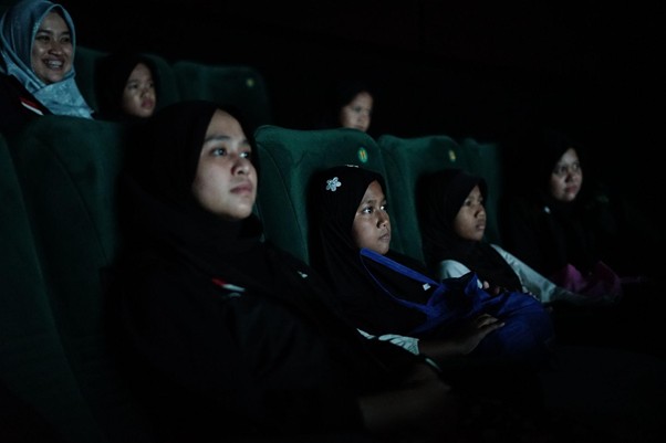 aiman ricky dan risty tagor belanja bareng yatim3 dompet dhuafa Berkolaborasi dengan Visinema Studio, anak-anak yatim menonton premiere film “JUMBO”, sebagai film animasi Indonesia pertama yang akan dirilis secara global di 17 negara.