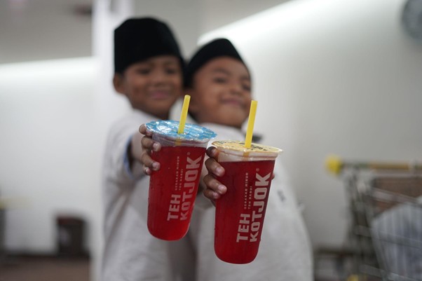 aiman ricky dan risty tagor belanja bareng yatim4 dompet dhuafa Program Muliakan Anak Yatim kolaborasi Dompet Dhuafa dan Supermal Karawaci juga didukung oleh Teh Kotjok sebagai hidangan buka puasa anak-anak.