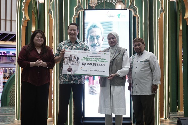 aiman ricky dan risty tagor belanja bareng yatim5 dompet dhuafa Penyerahan donasi Program Muliakan Anak Yatim dan ThR Pejuang Keluarga yang diserahkan oleh Eddie Salim, Direktur Supermal Karawaci kepada Etika Setiawanti, Direktur Resource & Mobilization Dompet Dhuafa, pada Rabu (5/3/2025).