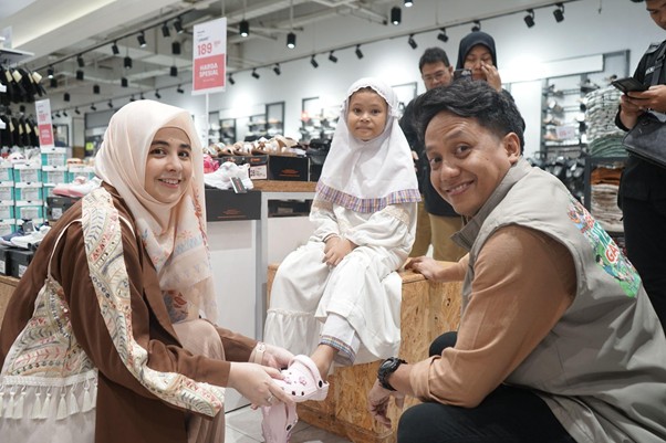 aiman ricky dan risty tagor belanja bareng yatim8 dompet dhuafa Risty Tagor dan Ang Sharly menemani salah satu penerima yang hendak membeli sandal manfaat program Muliakan Anak Yatim kolaborasi Dompet Dhuafa dan Supermal Karawaci pada Rabu (5/3/2025).