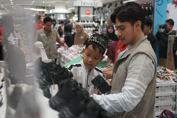 aiman ricky dan risty tagor belanja bareng yatim9 dompet dhuafa Aiman Ricky menemani salah satu penerima yang hendak membeli sandal manfaat program Muliakan Anak Yatim kolaborasi Dompet Dhuafa dan Supermal Karawaci pada Rabu (5/3/2025).