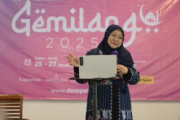 aisah dahlan1 dompet dhuafa Dr. Aisah Dahlan saat mengisi materi di Pesantren Gemilang 2025 Dompet Dhuafa pada 27 Januari 2025 lalu.