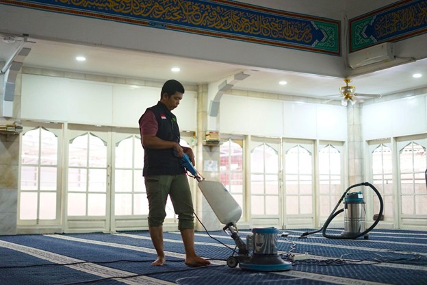 aksi bersih masjid cut nyak dien10 dompet dhuafa Tahap kedua pembersihan karpet, yakni mencuci karpet dengan sabun menggunakan Mesin Polisher.