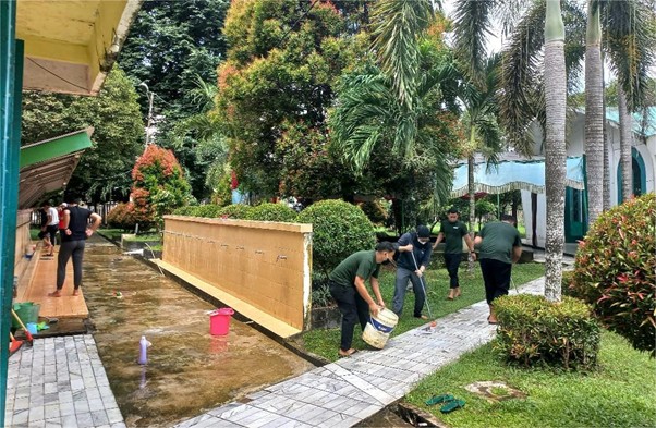 aksi bersih masjid di ramadan 1446 h1 dompet dhuafa Para relawan bersih-bersih sedang membersihkan Masjid Asy-Sayyidah IBA pada Sabtu (08/03/2025).