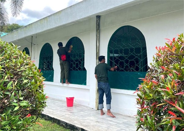 aksi bersih masjid di ramadan 1446 h2 dompet dhuafa Para relawan yang berpartisipasi dalam Aksi Bersih Masjid sedang membersihkan Masjid Asy-Sayyidah IBA pada Sabtu (08/03/2025).