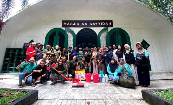 aksi bersih masjid di ramadan 1446 h4 dompet dhuafa Para relawan bersih-bersih Masjid Asy-Sayyidah IBA pada Sabtu (08/03/2025).