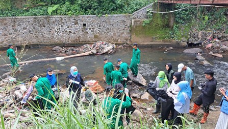 aksi bersih sungai1 dompet dhuafa Relawan Dompet Dhuafa dengan Sekjen Bogor Mengabdi dalam acara Hari Peduli Sampah Nasional.