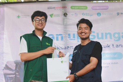 aksi bersih sungai2 dompet dhuafa Serah terima simbolis dukungan kemanusiaan antara Dompet Dhuafa dengan Sekjen Bogor Mengabdi dalam acara Hari Peduli Sampah Nasional.