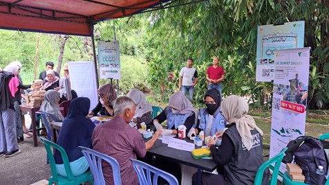 aksi bersih sungai3 dompet dhuafa Pemeriksaan kesehatan yang dilakukan oleh Tim Layanan Kesehatan Cuma-Cuma Dompet Dhuafa dalam acara Hari Peduli Sampah Nasional.