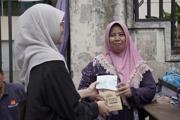 BTS ARMY membagikan takjil kepada pengguna jalan di kawasan Sarinah, Jakarta Pusat, Ahad (16/03/2025).