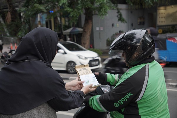 BTS ARMY membagikan takjil kepada pengguna jalan di kawasan Sarinah, Jakarta Pusat, Ahad (16/03/2025).