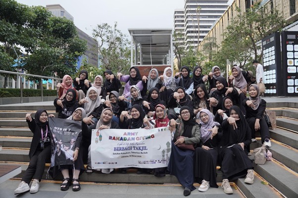 BTS ARMY dan Tim Dompet Dhuafa foto bersama usai membagikan takjil di kawasan Sarinah, Jakarta Pusat, Ahad (16/03/2025).