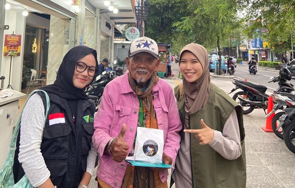 bts army berbagi takjil1 dompet dhuafa Dompet Dhuafa Yogyakarta membagikan takjil kepada pengemudi becak di kawasan Tugu Yogyakarta, Senin (12/03/2025).
