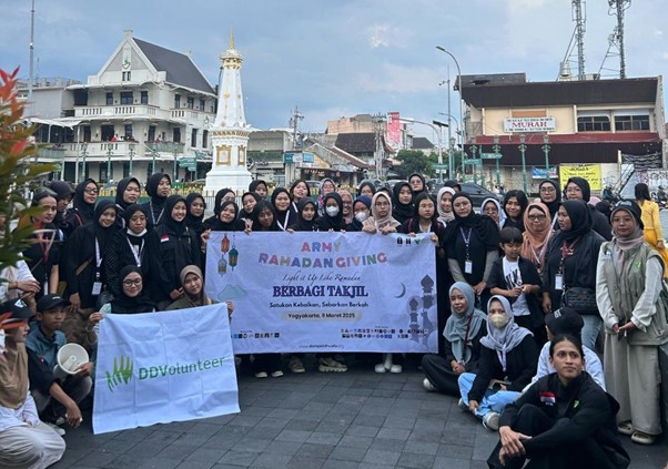 bts army berbagi takjil2 dompet dhuafa Para relawan Dompet Dhuafa Yogyakarta bersama dengan BTS Army Yogyakarta usai membagikan takjil di kawasan ikonik Perempatan Tugu Yogyakarta, Senin (12/03/2025).