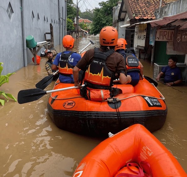 banjir bekasi2 dompet dhuafa Relawan DMC Dompet Dhuafa dikerahkan untuk turun mengevakuasi para penyintas terdampak Banjir di Bekasi, pada Selasa (4/3/2025).