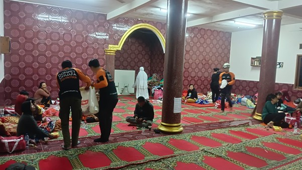 Tim DMC Dompet Dhuafa membagikan selimut dan makanan bagi warga terdampak banjir Cisarua, Bogor, Senin (03/03/2025).