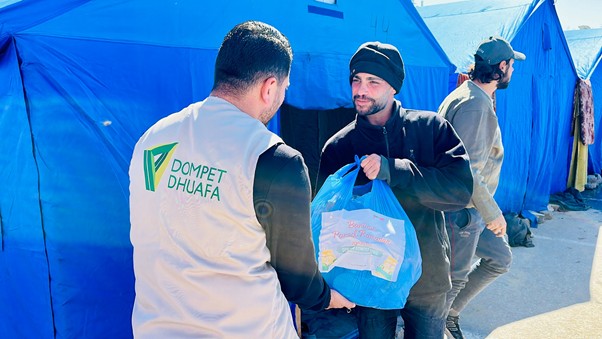 bantuan bulan ramadan untuk palestina4 dompet dhuafa Parsel Ramadhan disalurkan secara door to door menuju tenda pengungsian warga korban terdampak genosida Israel.