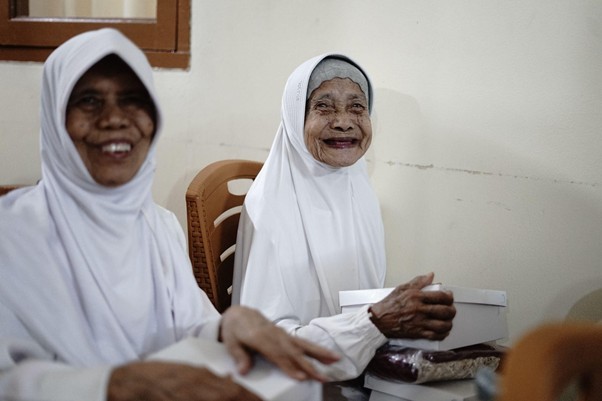 bantuan dari clean plus tissue untuk panti wredha4 dompet dhuafa Kebahagiaan nenek penghuni panti Werdha Khusnul Khotimah saat mendapat kunjungan dari Dompet Dhuafa dan Clean Plus Tissue, pada Kamis (20/3/2025).