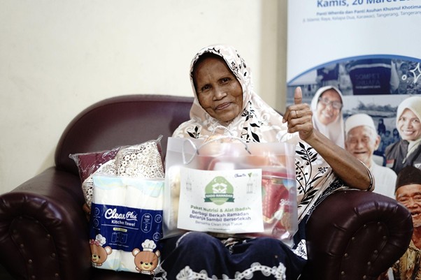 bantuan dari clean plus tissue untuk panti wredha7 dompet dhuafa Kebahagiaan nenek penghuni panti Werdha Khusnul Khotimah saat mendapat kunjungan dari Dompet Dhuafa dan Clean Plus Tissue, pada Kamis (20/3/2025).