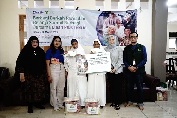 bantuan dari clean plus tissue untuk panti wredha8 dompet dhuafa Simbolis menyerahkan bantuan berupa paket nutrisi, alat ibadah dan santunan kepada nenek-nenek Panti Werdha Khusnul Khotimah, pada Kamis (20/3/2025).