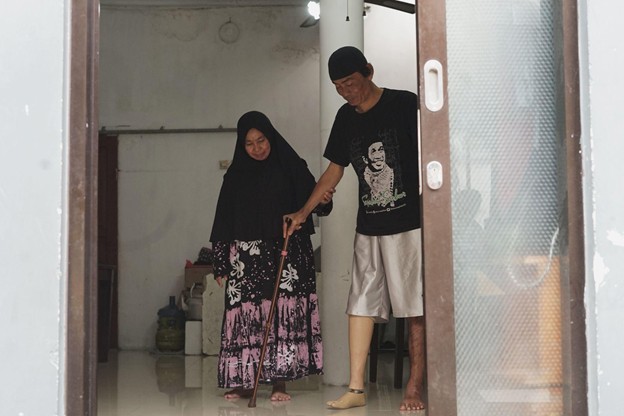 bantuan kaki palsu5 dompet dhuafa Muzakir berlatih keseimbangan bersama sang istri setelah menerima kaki palsu dari Dompet Dhuafa.