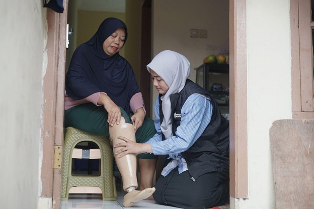 bantuan kaki palsu6 dompet dhuafa Tim Dompet Dhuafa turut membantu memasang Alat Bantu Disabilitas (ADB) pada kaki kanan Marliyani di kediamannya, Beji, Depok, Jawa Barat.